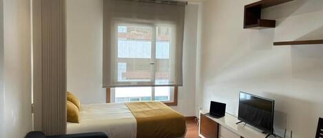 Studio | Laptop workspace, iron/ironing board, free WiFi, bed sheets