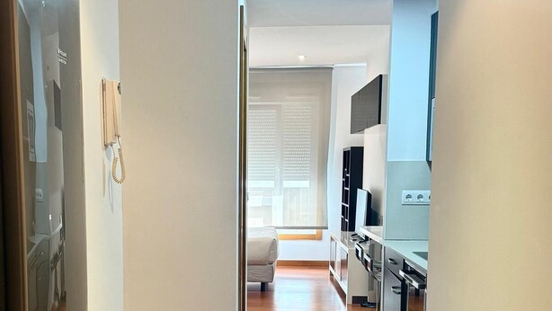 Een modern appartement met een keuken, een eethoek en een zithoek.