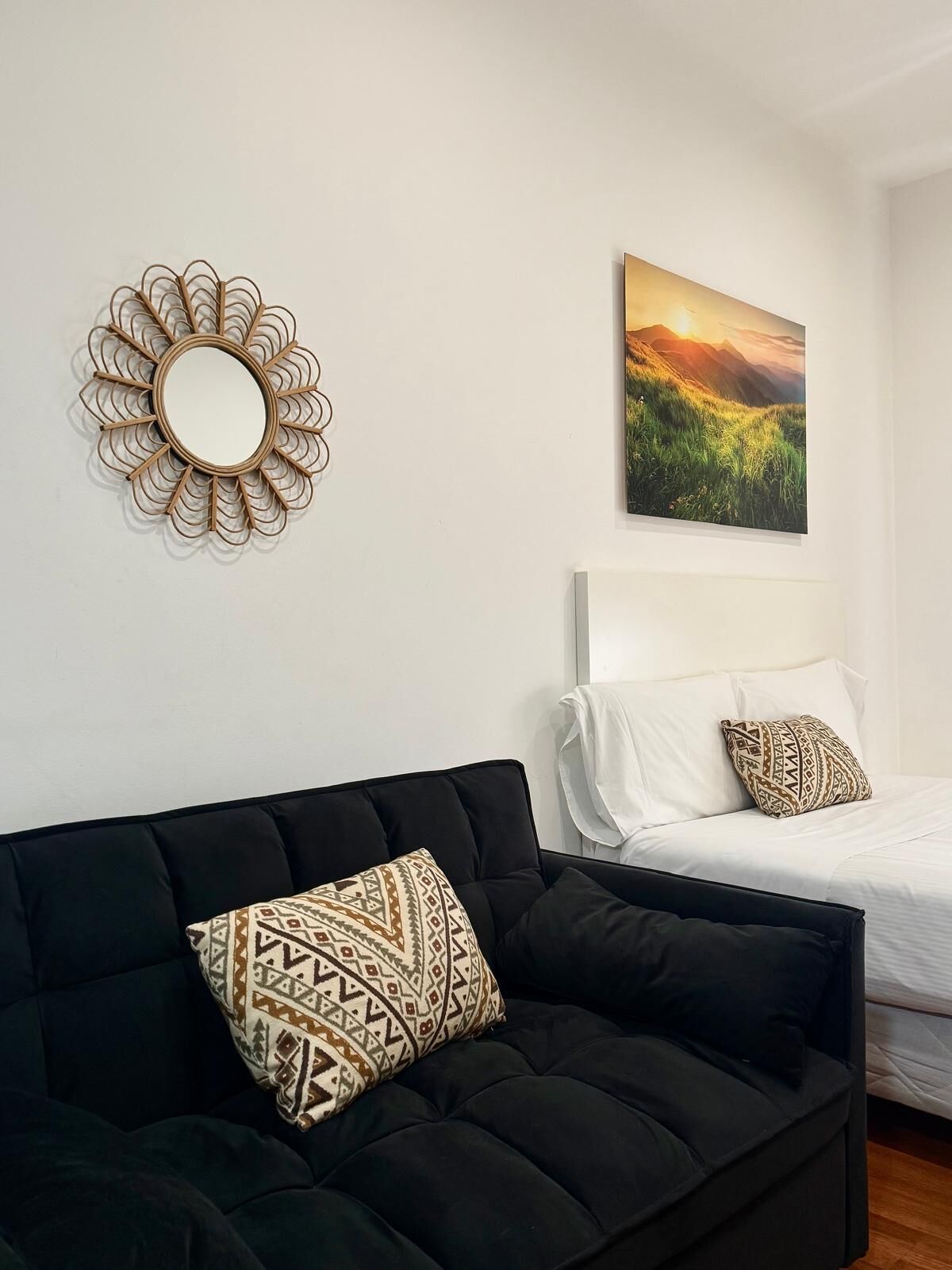 Studio | Kannettavalle tietokoneelle sopiva työtila, silitysrauta/-lauta