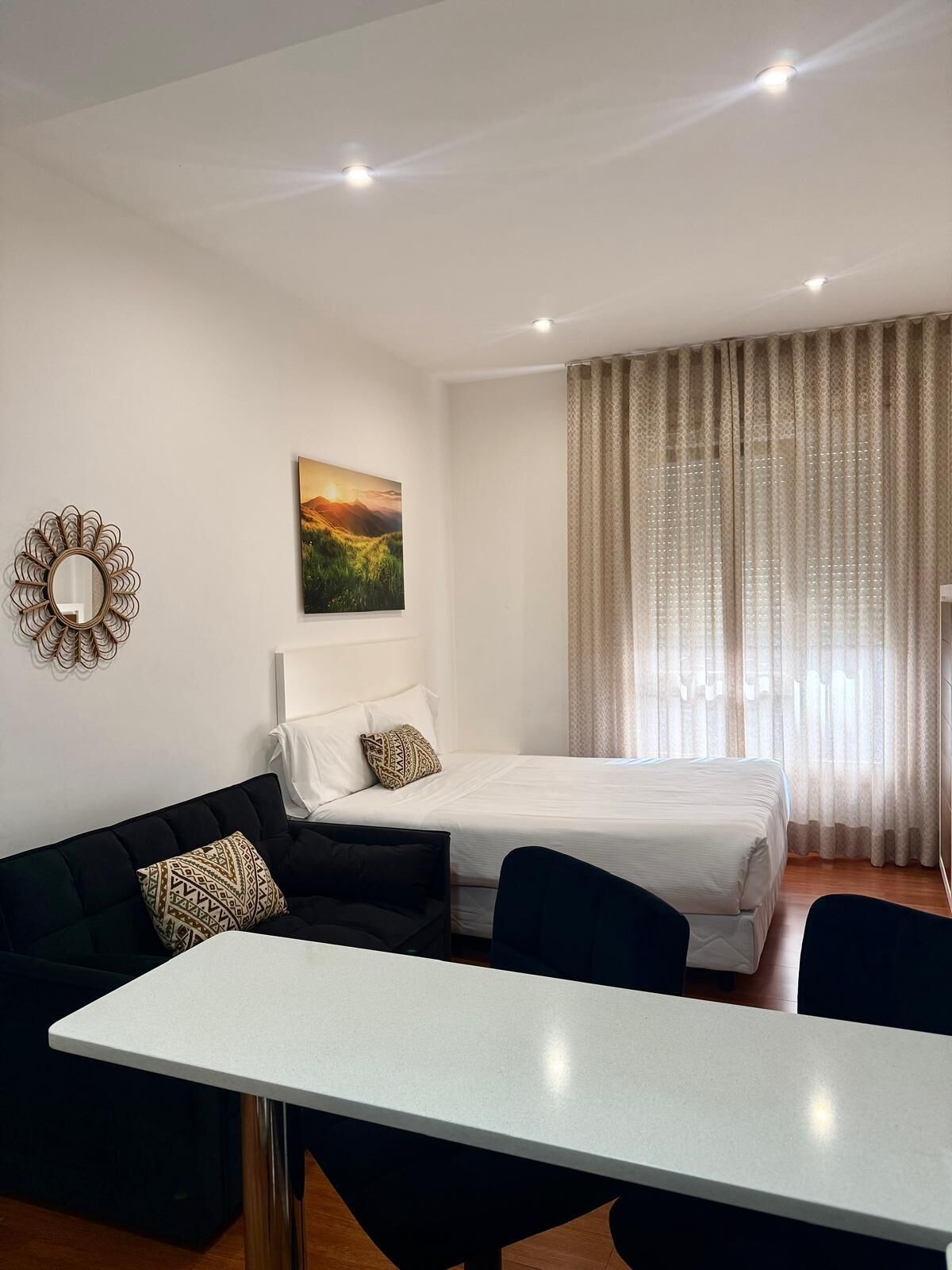 Studio | Kannettavalle tietokoneelle sopiva työtila, silitysrauta/-lauta