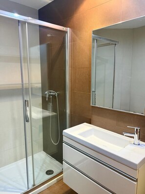 Apartment | Bathroom | Shower, hair dryer, towels, soap - Vigo Center Rooms (Vigo)