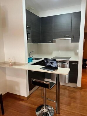 Studio | Bếp riêng | Tủ lạnh, lò vi sóng, bếp nấu, dụng cụ nấu nướng/bát dĩa/dao nĩa