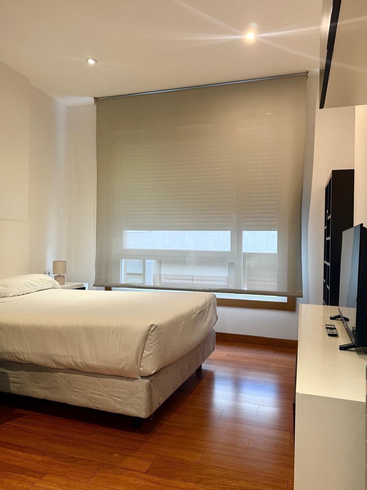 Estudio | Espacio para trabajar con laptop y tabla de planchar con plancha 