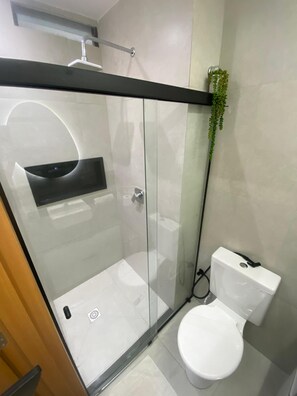 Estudi Comfort, piscina privada, vistes a la ciutat | Bany | Tovalloles, sabó i paper higiènic 