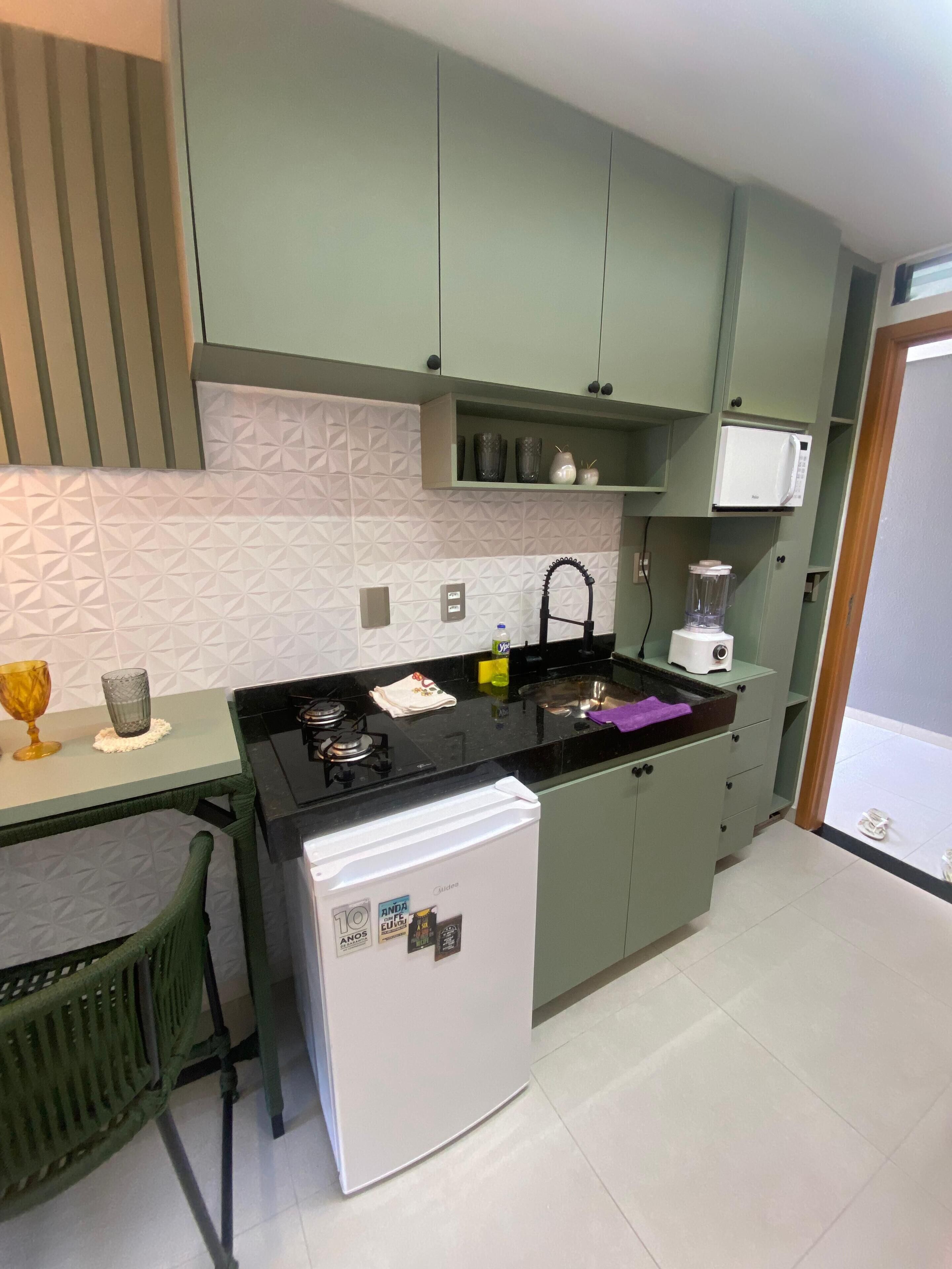 Estúdio conforto, piscina particular, vista para a cidade | Cozinha privada | Frigobar, micro-ondas, cooktop, talheres/pratos/utensílios de cozinha