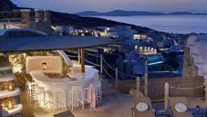 Une station balnéaire dotée d’une terrasse, d’un bar et de chaises longues.