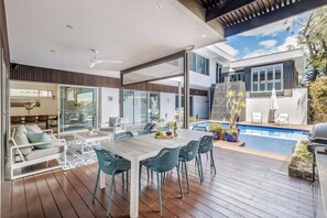 Outdoor dining - MODERN & LUXURIOUS RETREAT BOASTING OUTDOOR ENTERTAINING & GLISTENING POOL (Dunsborough)
