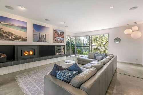 MODERN & LUXURIOUS RETREAT BOASTING OUTDOOR ENTERTAINING & GLISTENING POOL