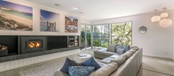 MODERN & LUXURIOUS RETREAT BOASTING OUTDOOR ENTERTAINING & GLISTENING POOL