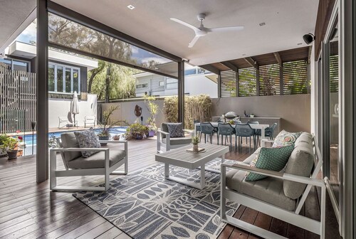 MODERN & LUXURIOUS RETREAT BOASTING OUTDOOR ENTERTAINING & GLISTENING POOL