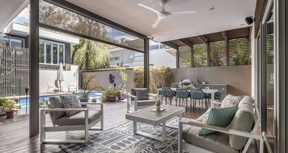 MODERN & LUXURIOUS RETREAT BOASTING OUTDOOR ENTERTAINING & GLISTENING POOL