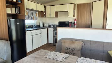 Cabin | Private kitchen | Fridge, microwave, oven, stovetop