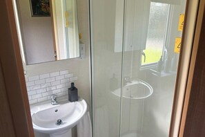 Shower, towels - 3 Bedroom Caravan - Pets, Parking, Pool Access (Cirencester)