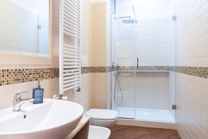 Douche, séchoir à cheveux, serviettes fournies, savon