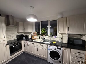 Fridge, microwave, oven, stovetop - 2 Bedroom Entire Flat near Luton Airport (Luton)