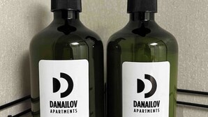 Twee flessen vloeistof met het logo van Danailov Apartments.