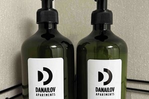 Haartrockner, Handtücher, Seife, Shampoo