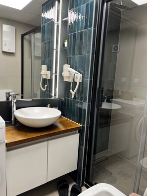 Haartrockner, Handtücher, Seife, Shampoo