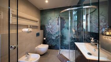 Familienapartment, 2 Schlafzimmer, Stadtblick | Badezimmer | Badewanne und Dusche (separat), Haartrockner, Bidet, Handtücher