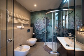 家庭公寓, 2 間臥室, 城市景 | 浴室 | 獨立浴缸及淋浴設備、風筒、坐浴桶、提供毛巾