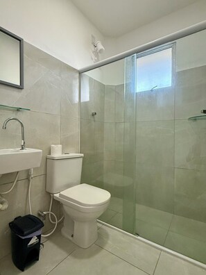 Serviettes fournies, papier toilette