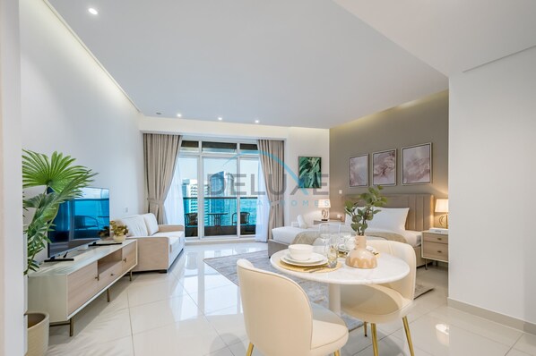 Smart TV - Chic Studio in DAMAC Maison The Vogue by Deluxe Holiday Homes (Dubai)