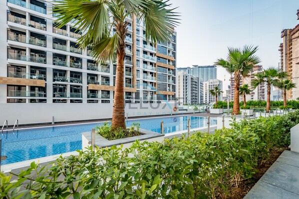 Pool - Charming Studio in Azizi Riviera 48 by Deluxe Holiday Homes (Dubai)