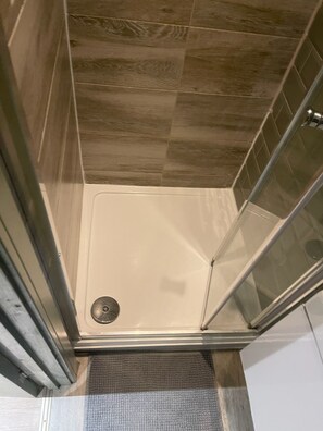 Towels, toilet paper - Ensuite near Luxmore Garden (London)