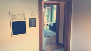 A hallway with a framed map and a hanging sign on the wall. - Die Labsalerie am Wörthersee - Apartment with 1 bedroom and lake view (Pörtschach am Wörthersee)