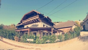 A traditional building with a sloped roof, wooden beams, and a signboard in front. - Die Labsalerie am Wörthersee - Apartment with 1 bedroom and lake view (Pörtschach am Wörthersee)