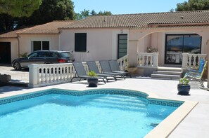 A swimming pool with a tiled border, a car parked outside, and a building with a tiled roof and a balcony with chairs. - 200 m² villa, sleeps 8, 4 bedrooms, pool, Provence, Ventoux (Mazan)