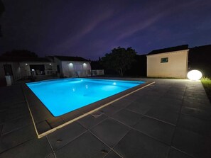 A rectangular swimming pool with a tiled deck surrounding it. - 200 m² Villa, Sleeps 8, 4 Bedrooms, Swimming Pool, Provence, Ventoux (Mazan)
