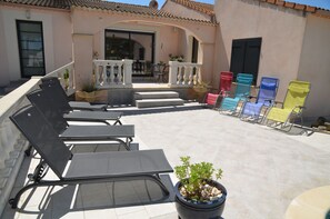 A patio with outdoor seating and a potted plant. - 200 m² villa, sleeps 8, 4 bedrooms, pool, Provence, Ventoux (Mazan)