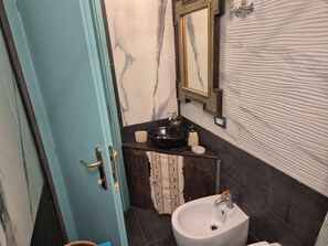 Shower, hair dryer, bidet, towels - Delightful studio apartment in Pigneto 350 mt from Metro C and the movida (Roma)