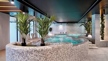 Piscina interna, piscina externa sazonal