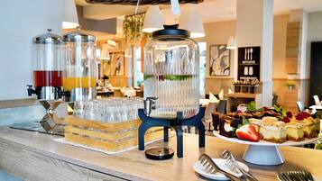 Tägliches Frühstücksbuffet (57 PLN pro Person)