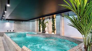 Innenpool, Außenpool (je nach Saison geöffnet)