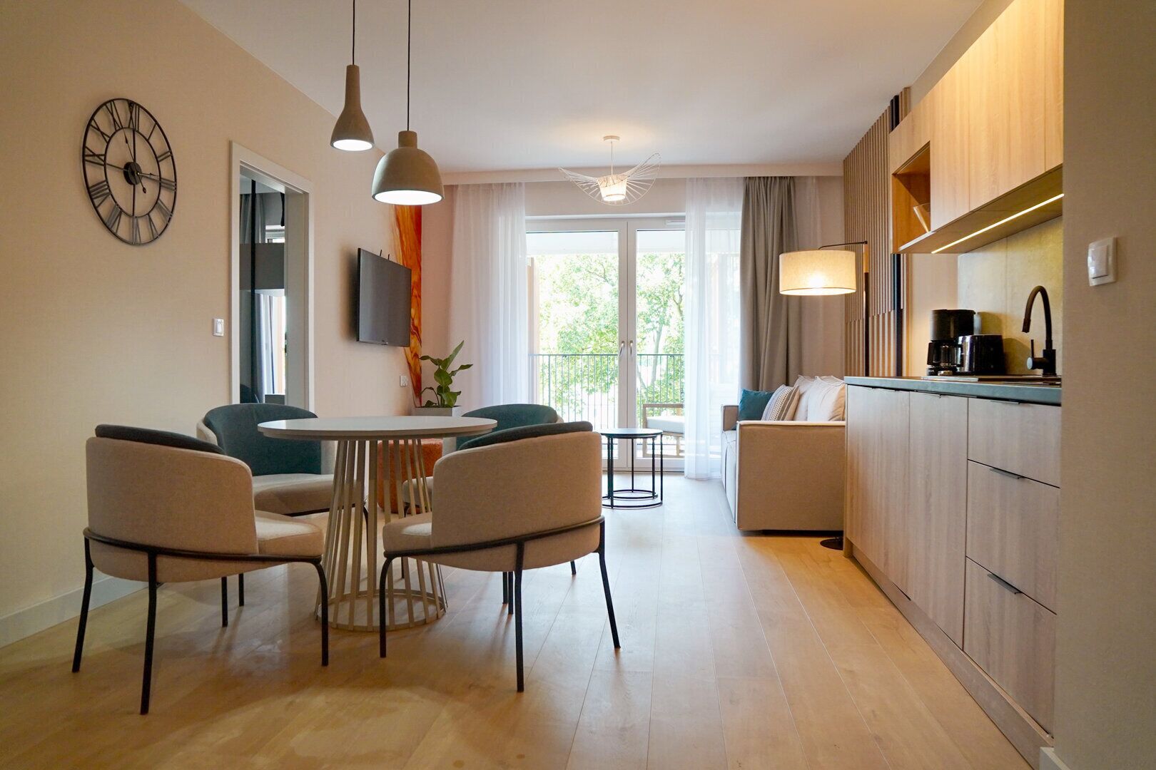 Eine moderne Wohnung mit Essbereich, Küche und einem Balkon mit Blick.