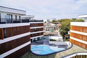 스탠다드 스튜디오 스위트, 반려동물 동반 가능, 수영장 전망 | 발코니 전망