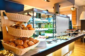 Dagelijks ontbijtbuffet (PLN 57 per persoon)