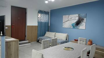 House, 2 Bedrooms, Accessible, Smoking | Dining room