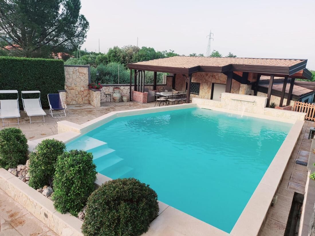 Una piscina al aire libre