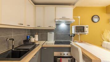 Réfrigérateur, micro-ondes, four, plaque de cuisson