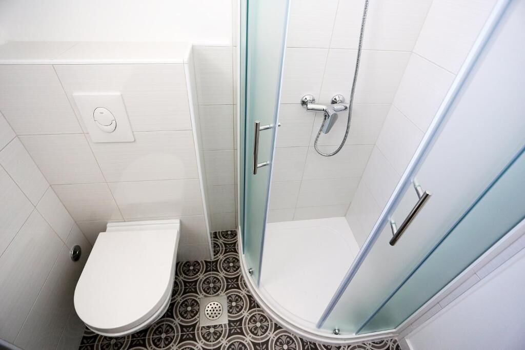 Quarto básico, varanda, vista para o pátio | Banheiro | Toalhas de banho, sabonete, papel higiênico 