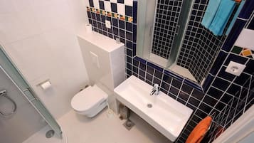 Habitación básica, patio, vistas al patio | Baño | Toallas, jabón y papel higiénico