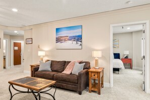 Televisión y chimenea 