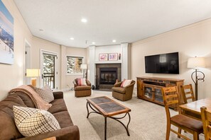 Televisión y chimenea 