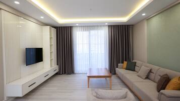 Suite ejecutiva, vistas a la ciudad | Escritorio y espacio para trabajar con un portátil