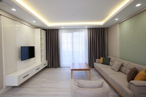 Suite – executive, byutsikt | Skrivebord, skrivebord for bærbar PC, strykejern/-brett og sengetøy