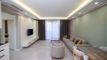 Executive-Suite, Stadtblick | Schreibtisch, laptopgeeigneter Arbeitsplatz, Bügeleisen/Bügelbrett